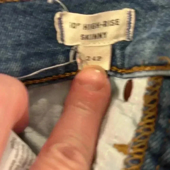 Madewell Highrise 10” Skinny Jeans Size 24P. 4 Button Closure. Rough Hem. - Picture 10 of 12